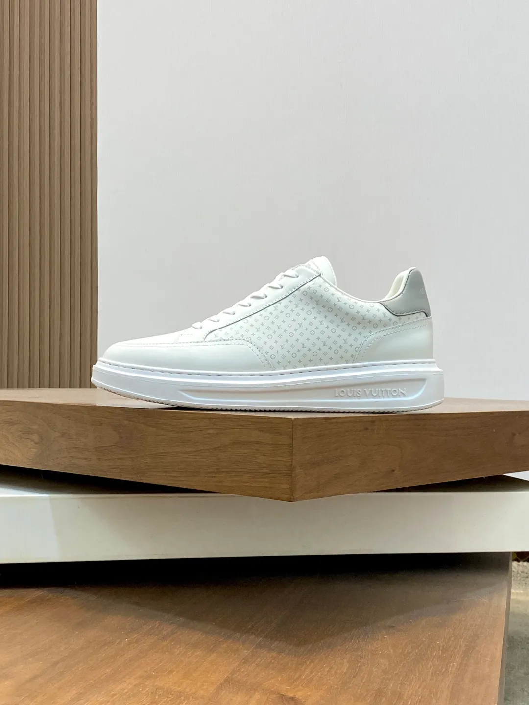 Factory price: 400💰LV🆕 New men's high-end casual sports shoes, using imported first-layer cowhide silk-screened brand lougou, original ultra-light men's shoes 💰u outsole, wear-resistant and comfortable, Monogram lougou embellished rubber outsole, breathable mesh lining, versatile classic style! Size: 38-44 (.45, 46 customized)